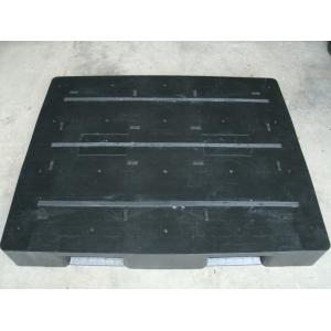 Plastic pallet with rubber strips